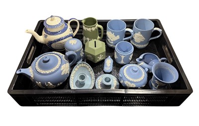 Lot 128 - A collection of Wedgwood jasperware to include...