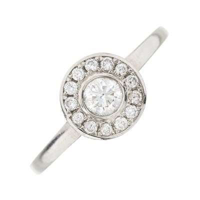 Lot 176 - An 18ct gold diamond cluster ring