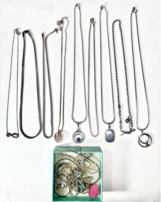 Lot 688 - A selection of silver, gold and white metal jewellery