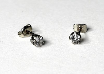 Lot 684 - A pair of diamond single-stone stud earrings