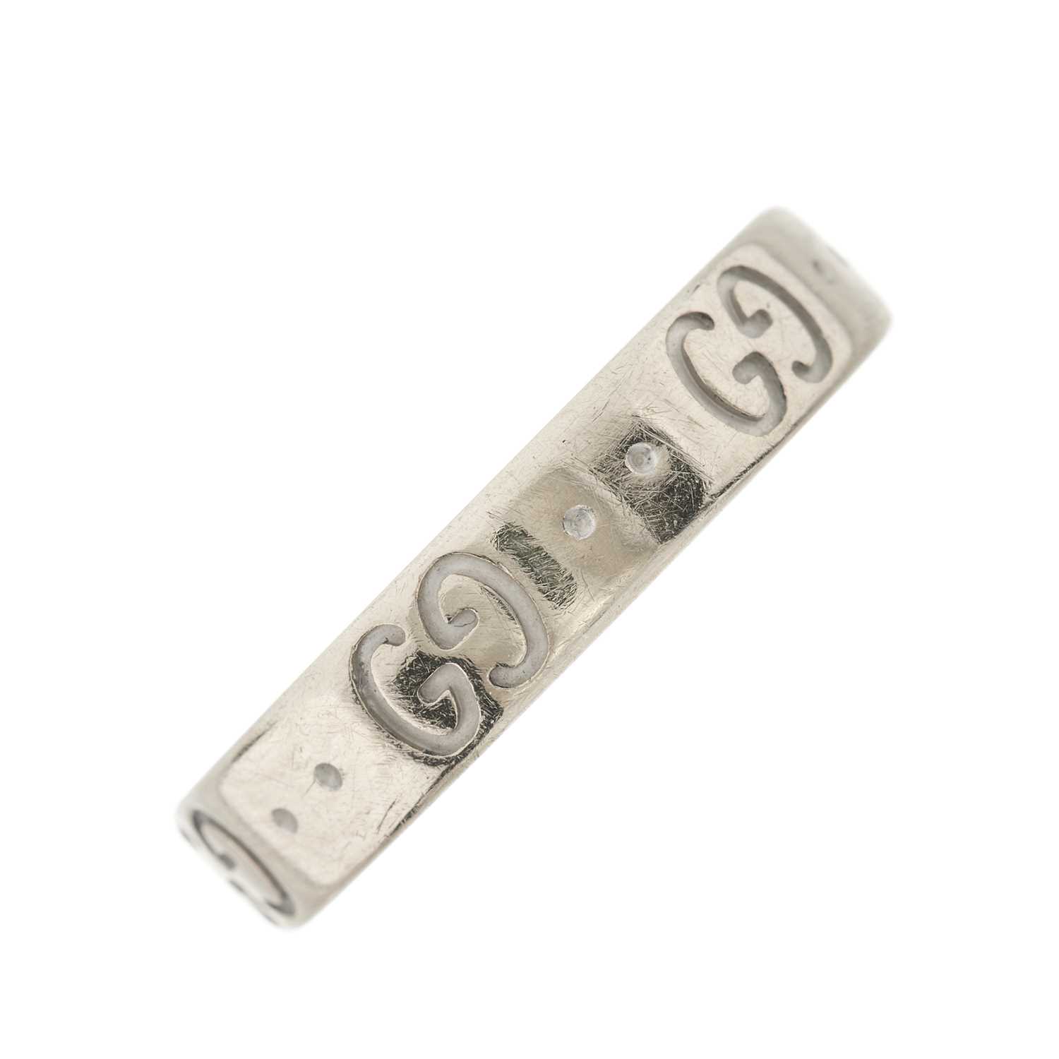 Lot 55 - Gucci, an 18ct white gold Icon band ring