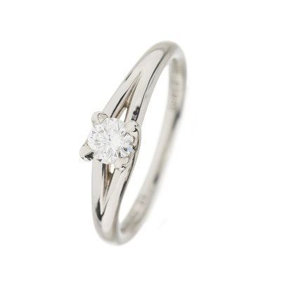 Lot 52 - Chaumet, a platinum diamond single-stone ring