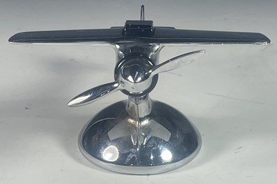 Lot 429 - An Art Deco chrome table lighter, formed to...