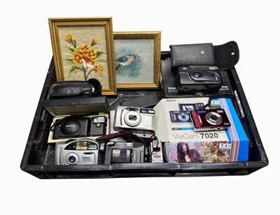Lot 32 - A Fujifilm DL-270 Zoom Super 35mm camera,...