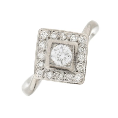 Lot 100 - An 18ct gold diamond cluster dress ring