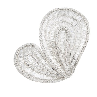 Lot 161 - An 18ct gold diamond abstract cocktail ring