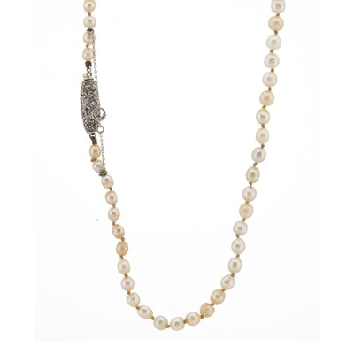 Lot 9 - An early 20th century graduated pearl necklace,...