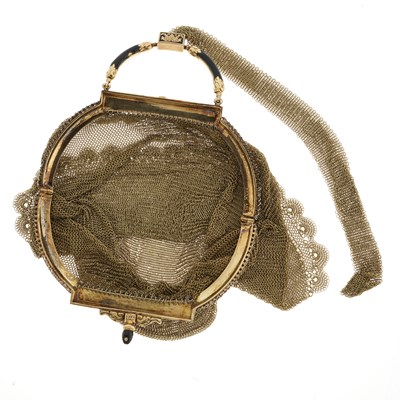 Lot 22 - An early 20th century 14ct gold mesh purse or...