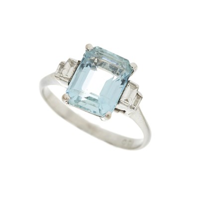 Lot 29 - An 18ct gold aquamarine and diamond dress ring,...