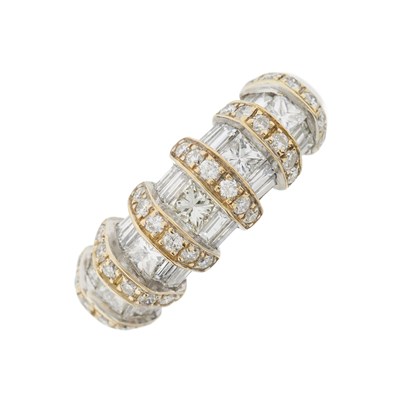 Lot 92 - An 18ct gold diamond dress ring
