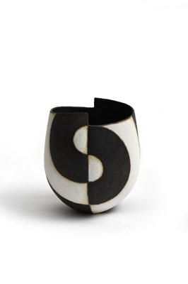 Lot 452 - John Ward (1938-2023) Ovoid vessel with...