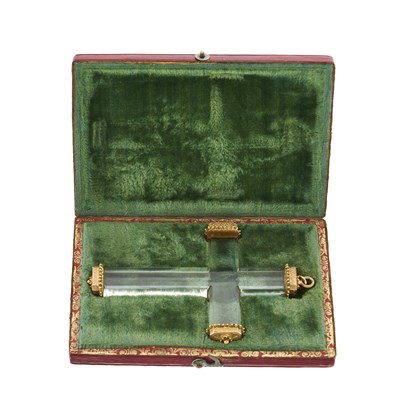 Lot 22 - An early to mid 18th century rock crystal and gold cross pendant