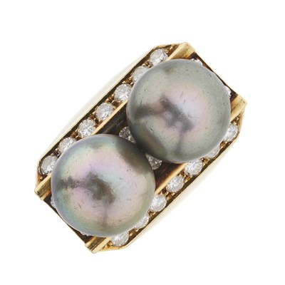 Lot 152 - An 18ct gold Tahitian grey pearl and diamond cocktail ring