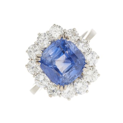 Lot 80 - An 18ct gold unheated Sri Lankan sapphire and diamond cluster ring