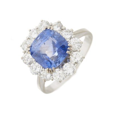 Lot 80 - An 18ct gold unheated Sri Lankan sapphire and diamond cluster ring