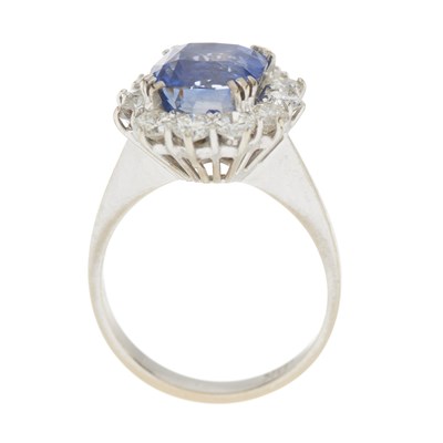 Lot 80 - An 18ct gold unheated Sri Lankan sapphire and diamond cluster ring