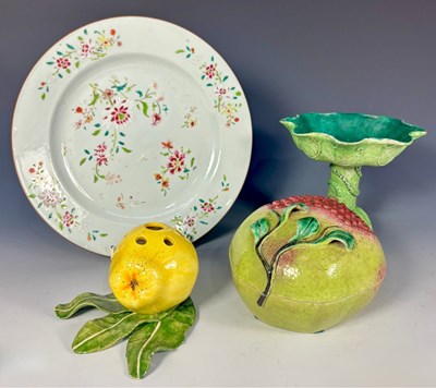 Lot 324 - A Chinese porcelain lidded box in the style of...