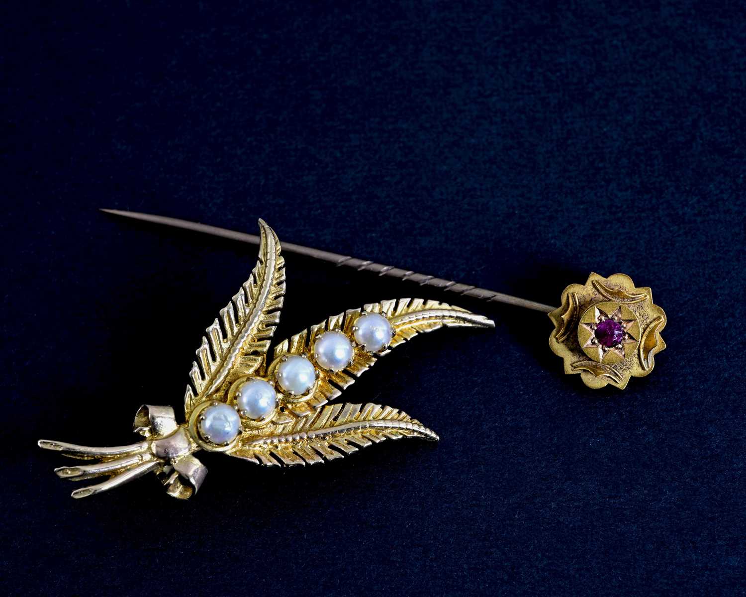 Lot 16 - An early 20th century 15ct gold gem-set stickpin and a 1960s 9ct gold split pearl brooch