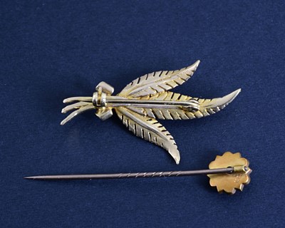 Lot 16 - An early 20th century 15ct gold gem-set stickpin and a 1960s 9ct gold split pearl brooch