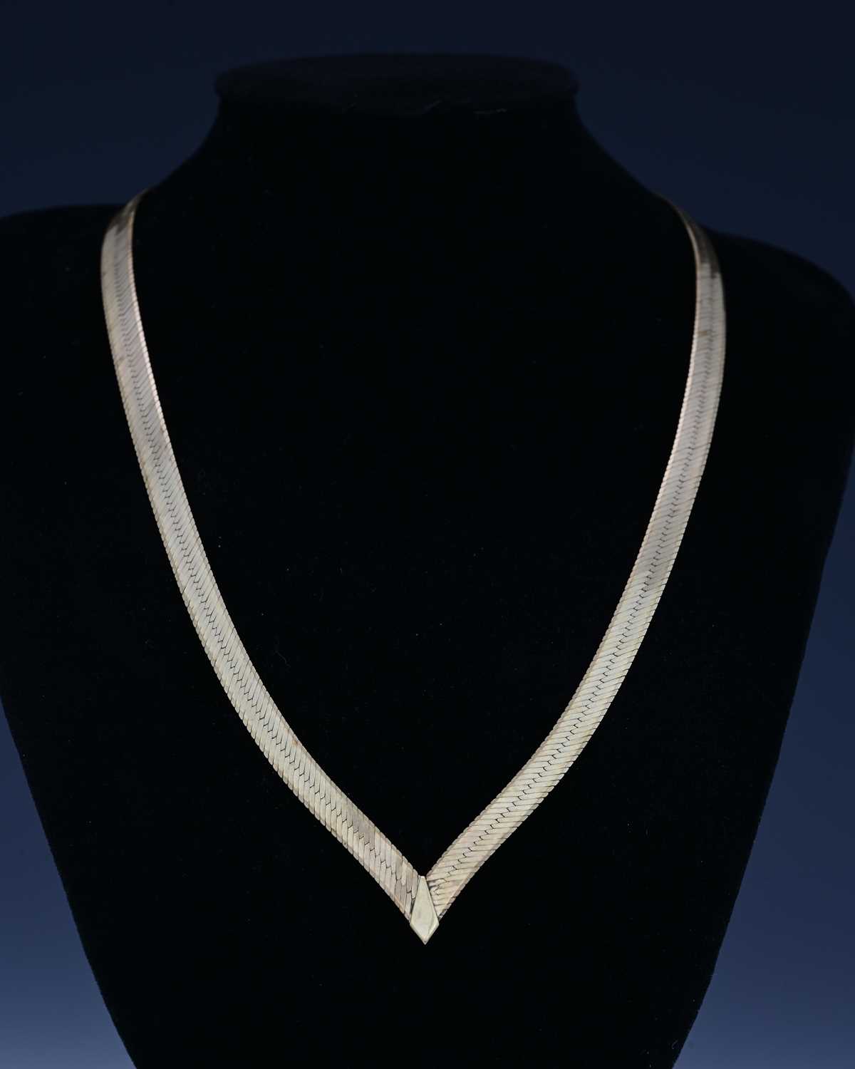 Lot 42 - A 9ct gold chevron necklace