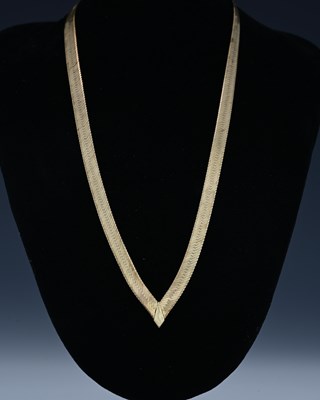 Lot 42 - A 9ct gold chevron necklace