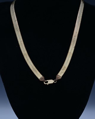 Lot 42 - A 9ct gold chevron necklace