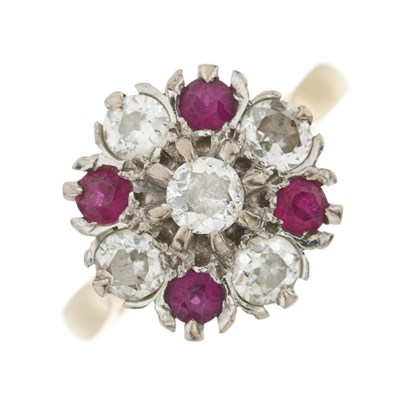 Lot 98 - A diamond and ruby cluster ring
