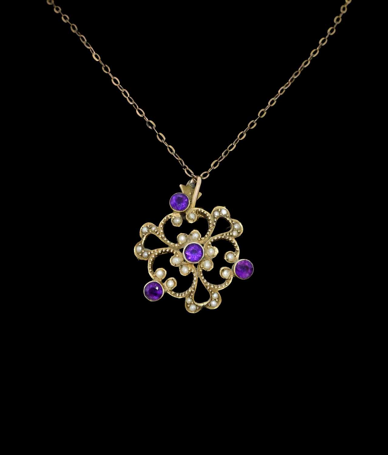 Lot 9 - An Edwardian 9ct gold amethyst and split pearl pendant, with chain
