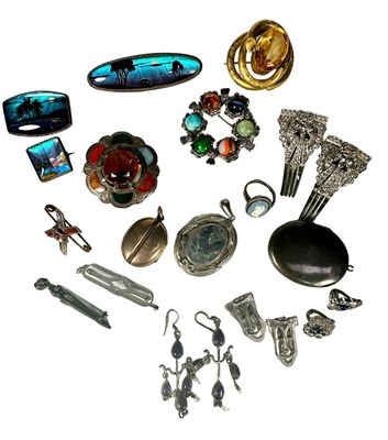 Lot 398 - A selection of silver and costume jewellery