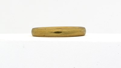 Lot 443 - An early 20th century 22ct gold band ring