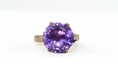 Lot 395 - A synthetic colour-change sapphire single-stone ring