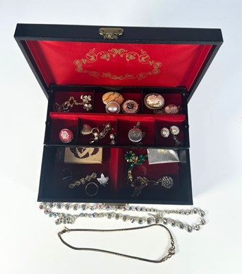 Lot 472 - A jewellery box, to include a 9ct gold sapphire and diamond necklace