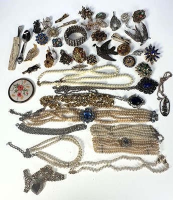 Lot 468 - A large selection of costume jewellery