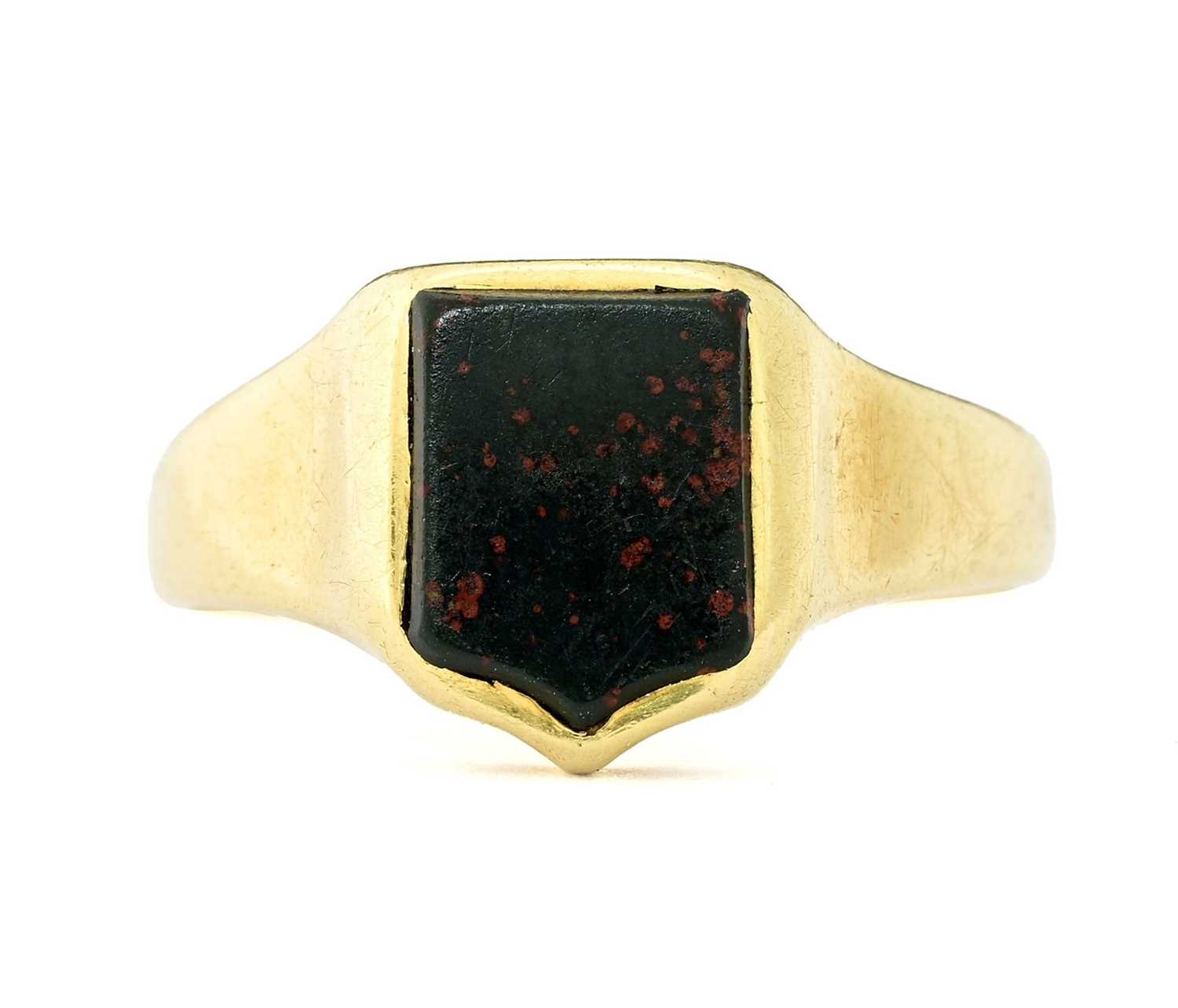 Lot 7 - An early 20th century gold bloodstone signet ring