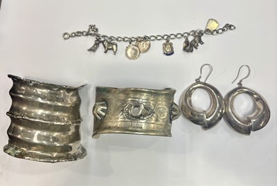 Lot 404 - Four items of silver and white metal jewellery