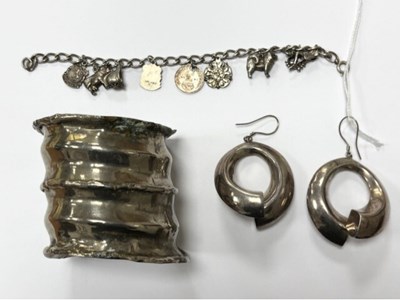 Lot 404 - Four items of silver and white metal jewellery