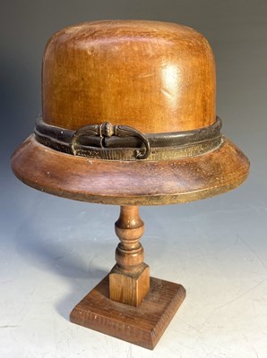 Lot 239 - A treen milliner's hat former, early 20th...