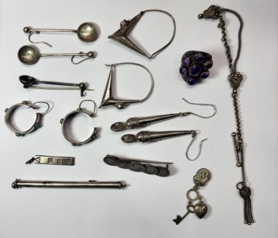 Lot 421 - A selection of mostly silver and white metal jewellery