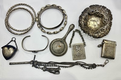 Lot 429 - A selection of silver and white metal jewellery and novelties
