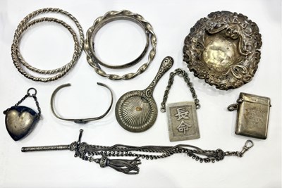 Lot 429 - A selection of silver and white metal jewellery and novelties