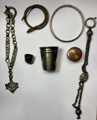 Lot 410 - A selection of mainly late 19th to early 20th century jewellery and novelties