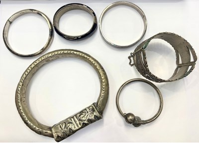 Lot 406 - A selection of bangles