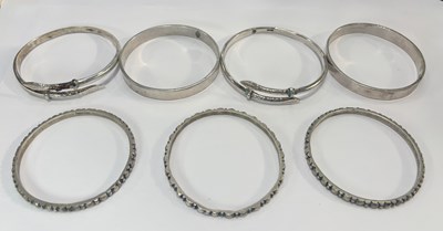 Lot 402 - A selection of white metal bangles