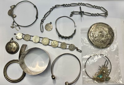 Lot 400 - A selection of white metal jewellery