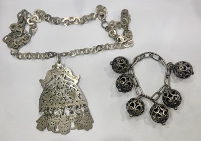 Lot 427 - A continental necklace and bracelet