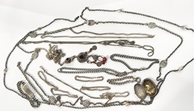 Lot 248 - A selection of white metal and silver jewellery