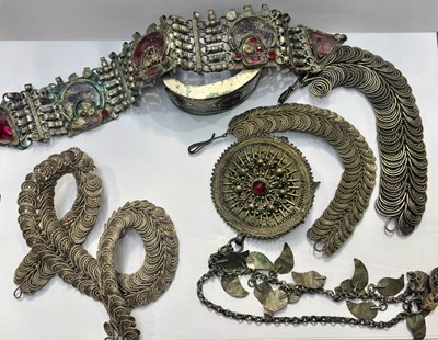 Lot 401 - A selection of continental jewellery