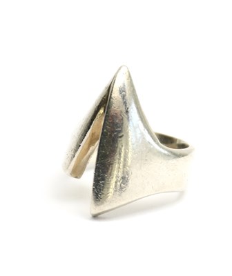 Lot 287 - A George Tarratt silver ring the design...