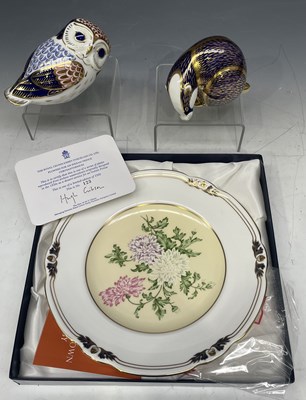 Lot 150 - A Royal Crown Derby gold button badger...
