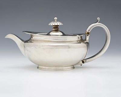 Lot 345 - A George III silver teapot, by Robert Sharp,...